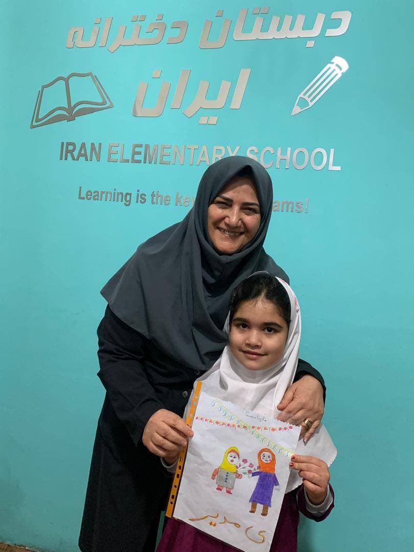 نقاشی دخترهای گلمون برای خانم مدیر عزیز