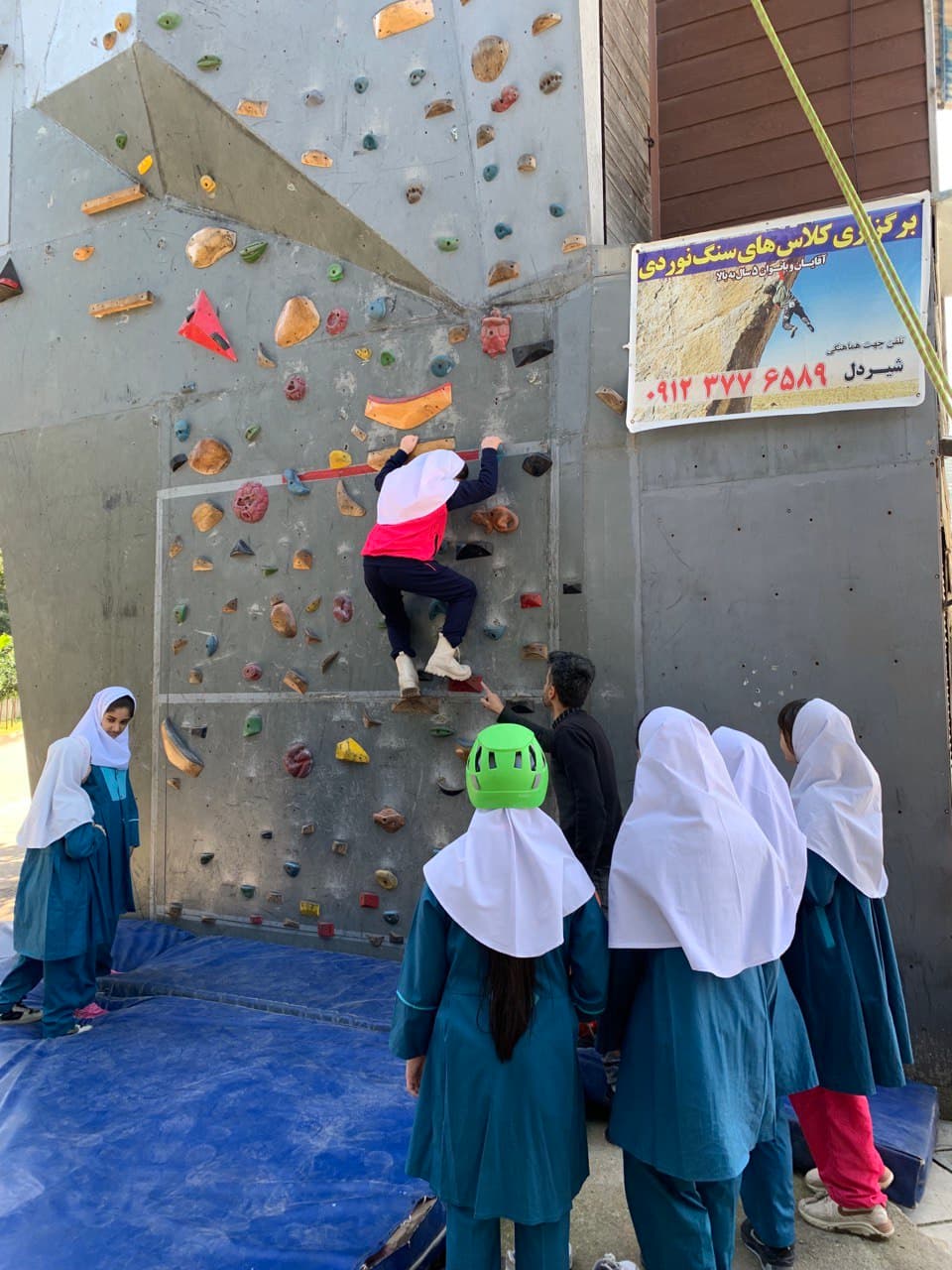 دبستان ایران