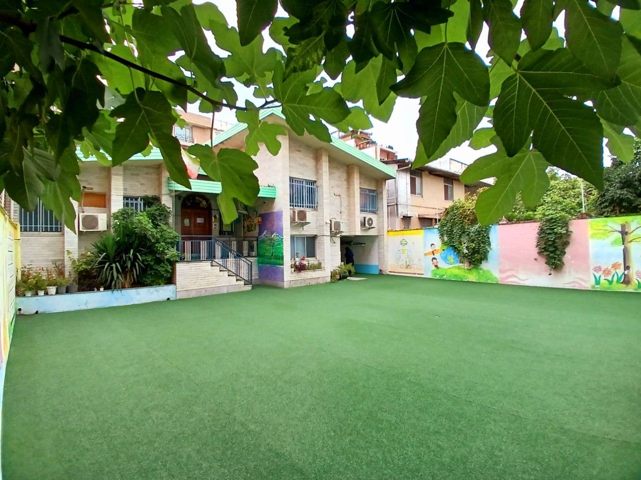 دبستان ایران